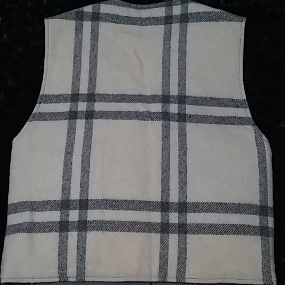 Vest - Picture 3 of 4